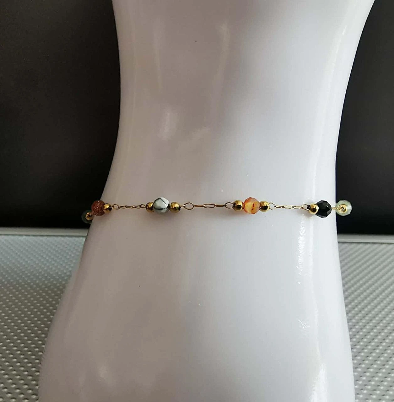 Bracelete feminina com pequenas pérolas coloridas em aço inoxidável – photo 2